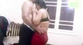 Pasangan Pakistan mengeksplorasi seksualitas mereka dalam video beruap ini 2 min 00 sec