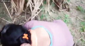 Desi ragazza dalla campagna gode di sesso all'aperto in un video bollente 3 min 00 sec