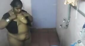 Mama kaamwali Uit Mumbai neemt een douche in haar badkamer 1 min 20 sec