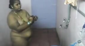 Mama kaamwali Uit Mumbai neemt een douche in haar badkamer 2 min 00 sec