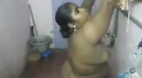 Mama kaamwali Uit Mumbai neemt een douche in haar badkamer 2 min 20 sec