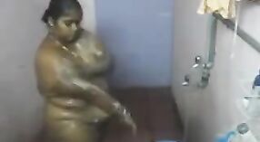 Mama kaamwali Uit Mumbai neemt een douche in haar badkamer 3 min 00 sec
