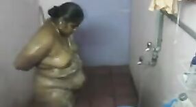 Mama kaamwali Uit Mumbai neemt een douche in haar badkamer 3 min 20 sec
