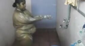 Mama kaamwali Uit Mumbai neemt een douche in haar badkamer 4 min 40 sec