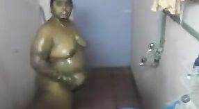 Mama kaamwali Uit Mumbai neemt een douche in haar badkamer 5 min 40 sec