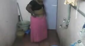 Mama kaamwali Uit Mumbai neemt een douche in haar badkamer 0 min 0 sec