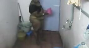 Mama kaamwali Uit Mumbai neemt een douche in haar badkamer 0 min 40 sec