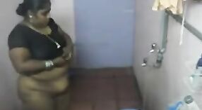 Mama kaamwali Uit Mumbai neemt een douche in haar badkamer 1 min 00 sec