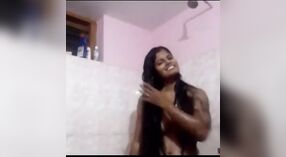 Um Mallu Bhabhi fica impertinente na banheira 1 minuto 00 SEC