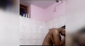 Bir Mallu Bhabhi Gets yaramaz içinde the banyo 3 dakika 00 saniyelik