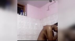 Ein Mallu Mädchen Wird in der Badewanne ungezogen 3 min 00 s