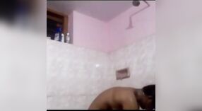 Ein Mallu Mädchen Wird in der Badewanne ungezogen 3 min 40 s