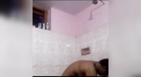 Un Mallu Bhabhi Prende Cattivo in il Bagno 3 min 40 sec