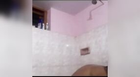 Bir Mallu Bhabhi Gets yaramaz içinde the banyo 4 dakika 20 saniyelik