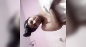 Ein Mallu Mädchen Wird in der Badewanne ungezogen 5 min 40 s