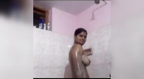 Um Mallu Bhabhi fica impertinente na banheira 0 minuto 0 SEC