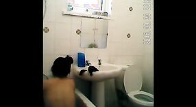 Asiatische Schönheit benutzt ihre großen Brüste, um im Badezimmer und in der Dusche zu masturbieren 15 min 30 s