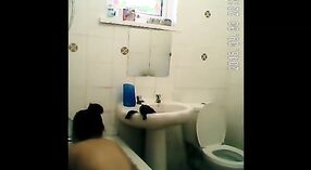 Aziatische schoonheid uses haar groot borsten naar masturberen in de badkamer en douche 19 min 50 sec