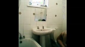 Aziatische schoonheid uses haar groot borsten naar masturberen in de badkamer en douche 2 min 30 sec