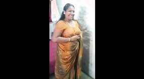 अंजलि भारतीय चाची में एक साड़ी स्ट्रिप्स के सामने उसके प्रेमी 0 मिन 0 एसईसी