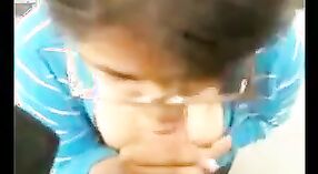 Indisches Mädchen gibt einen heißen blowjob, wird gefickt und spritzt hart ab 1 min 10 s