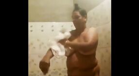 काकू देसीचे गरम नग्न बाथ लपविलेल्या कॅमेर्‍याच्या दृश्यात बदलते 3 मिन 50 सेकंद