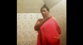 Горячая ванна тети Дези в обнаженном виде превращается в сцену со скрытой камерой 5 минута 20 сек