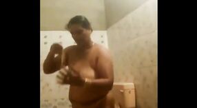 Zia Desi caldo bagno nudo si trasforma in una telecamera nascosta scena 0 min 0 sec