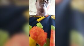 Şehvetli Telugu çift yerel bir videoda cinsel arzularını araştırıyor 1 dakika 50 saniyelik