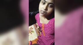 دیسی بھارتی لڑکی اںگلیوں اور اس کے پریمی کی طرف سے چوسا جاتا ہے 4 کم از کم 30 سیکنڈ