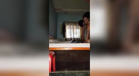 Una chica joven y cachonda adora ensuciarse y ensuciarse 2 mín. 20 sec