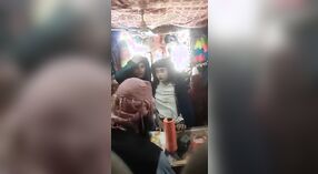 Pełnometrażowy film pakistańskiej dziewczyny pieprzy się z właścicielem sklepu 19 / min 30 sec