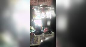 Video in voller Länge von einem pakistanischen Mädchen, das von ihrem Ladenbesitzer gefickt wird 23 min 20 s