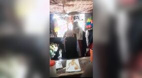 Pakistanlı bir kızın mağaza sahibi tarafından becerildiği tam uzunlukta video 4 dakika 10 saniyelik