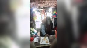 સંપૂર્ણ લંબાઈ વિડિઓ એક પાકિસ્તાની છોકરી તેના સ્ટોર માલિક દ્વારા વાહિયાત મેળવવામાં 8 મીન 00 સેકન્ડ
