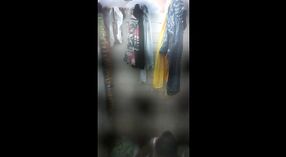 Desi aunty z duży cycki bathes i talks w Hindi seks mms wideo 1 / min 20 sec