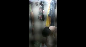 Desi aunty z duży cycki bathes i talks w Hindi seks mms wideo 3 / min 00 sec