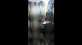 बिग बूब्ससह देसी आंटी बाथरूम आणि हिंदी सेक्स एमएमएस व्हिडिओमध्ये चर्चा करते 4 मिन 00 सेकंद