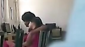 Desi pareja disfruta besándose y viendo porno en cámara 5 mín. 00 sec