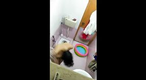 Un cousin indien se fait filmer sous la douche pour votre plaisir 2 minute 20 sec