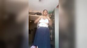 Videogesprek met een getrouwd meisje uit een Tamil dorp en haar man 0 min 0 sec