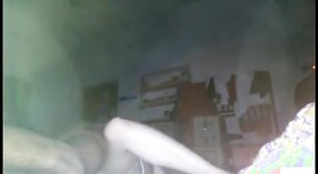 Gadis amatir dari Karachi memamerkan tubuhnya dalam video beruap ini 1 min 50 sec
