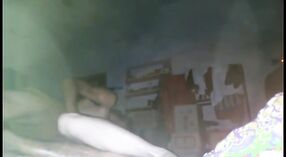 Gadis amatir dari Karachi memamerkan tubuhnya dalam video beruap ini 0 min 30 sec
