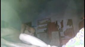 Gadis amatir dari Karachi memamerkan tubuhnya dalam video beruap ini 0 min 40 sec