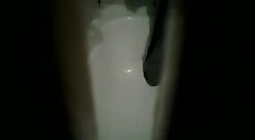 Phòng tắm tình dục với các cô gái tiếp theo cửa bắt trên ẩn máy ảnh 2 tối thiểu 30 sn