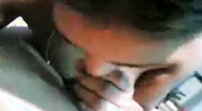 एक भारतीय लड़की अपने चाचा को इस वीडियो में पहली बार एक मुख-मैथुन देती है 3 मिन 40 एसईसी