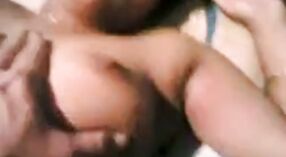 एक भारतीय लड़की अपने चाचा को इस वीडियो में पहली बार एक मुख-मैथुन देती है 6 मिन 20 एसईसी