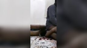 Gadis desi telanjang dan berhubungan seks dengan kekasih hitamnya di kamar hotel 2 min 00 sec