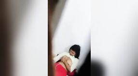 बिग बूब्ससह देसी कॉलेजचा विद्यार्थी एक गुप्त व्हिडिओ कॉलवर तिचा मृतदेह दर्शवितो 0 मिन 0 सेकंद