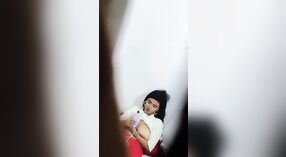 Estudiante universitaria Desi con grandes tetas muestra su cuerpo en una videollamada secreta 0 mín. 50 sec